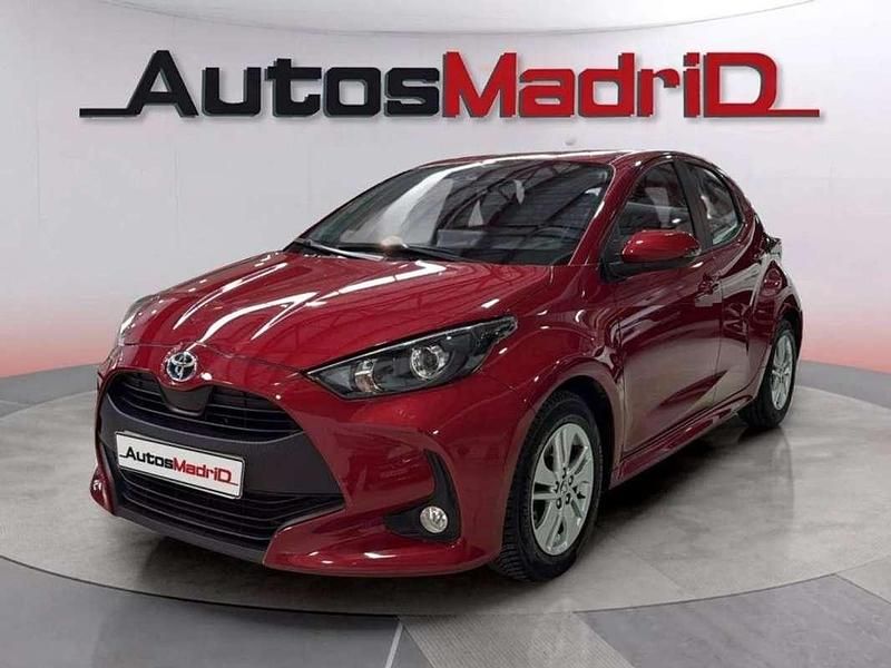 Usado Toyota Yaris Hybrid Active 117 CV (86 kW) 2022 Rojo Berlina