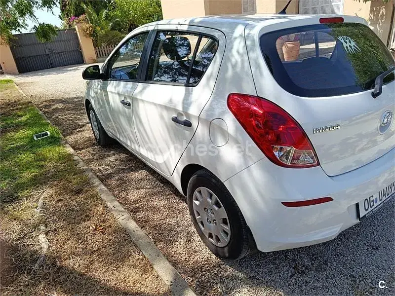 Usado Hyundai i20 85 CV (62 kW) 2013 Blanco Utilitario