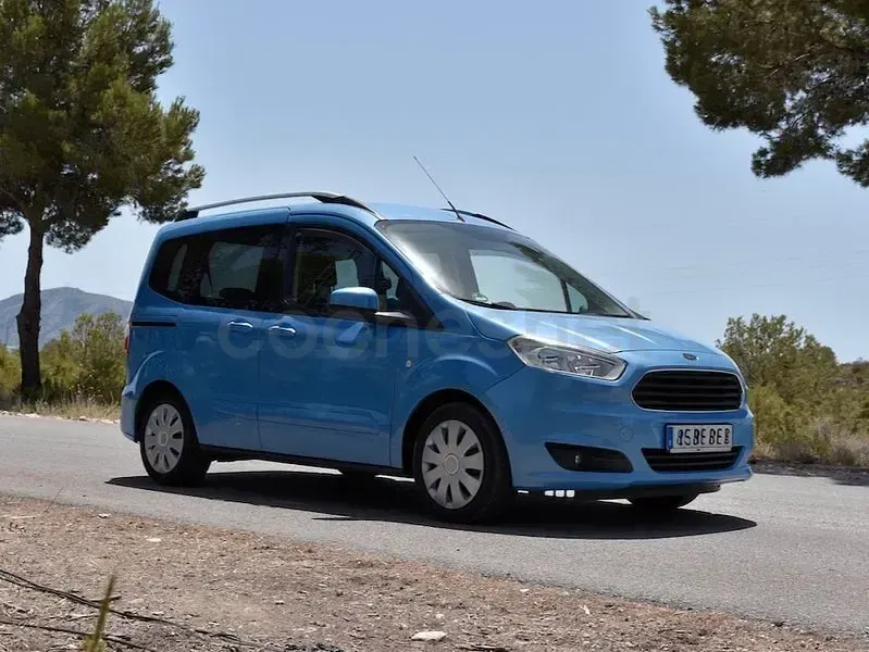 Usado Ford Tourneo Courier Trend 100 CV (73 kW) 2015 Azul Monovolumen