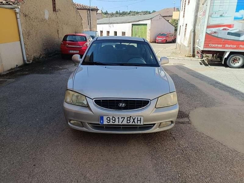 Usado Hyundai Accent GLS 102 CV (75 kW) 2002 Plateado Utilitario