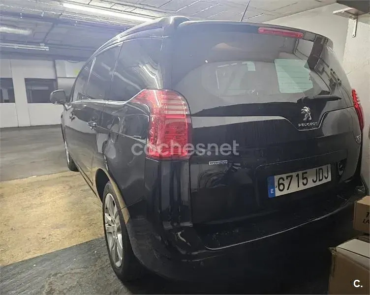 Usado Peugeot 5008 Allure 120 CV (88 kW) 2015 Negro Monovolumen