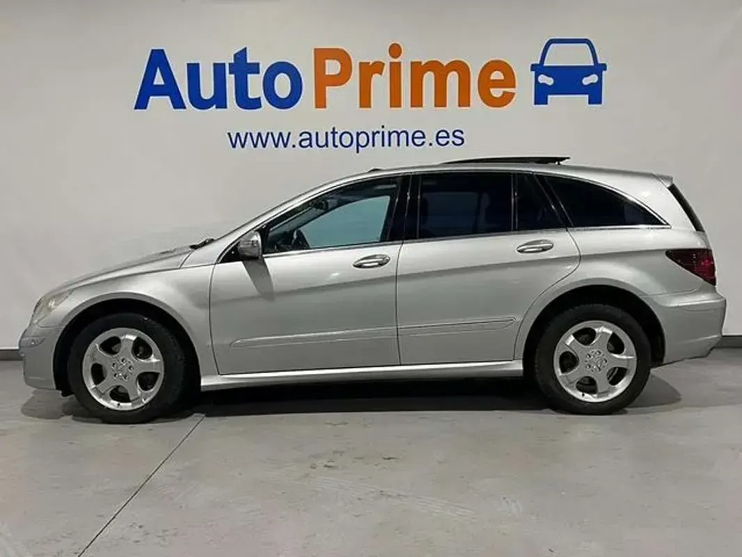 Usado Mercedes R320 224 CV (164 kW) 2006 Plateado Monovolumen