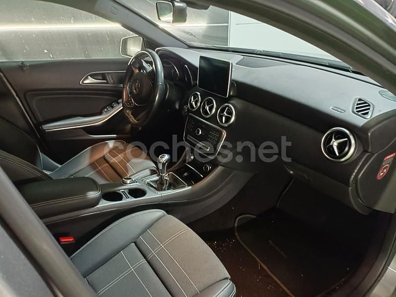 Usado Mercedes A200 Urban 136 CV (100 kW) 2016 Gris / plata Berlina