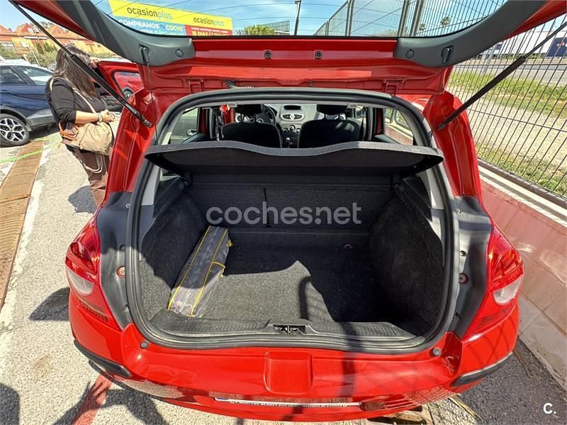 Usado Renault Clio II Authentique 70 CV (51 kW) 2006 Rojo Berlina