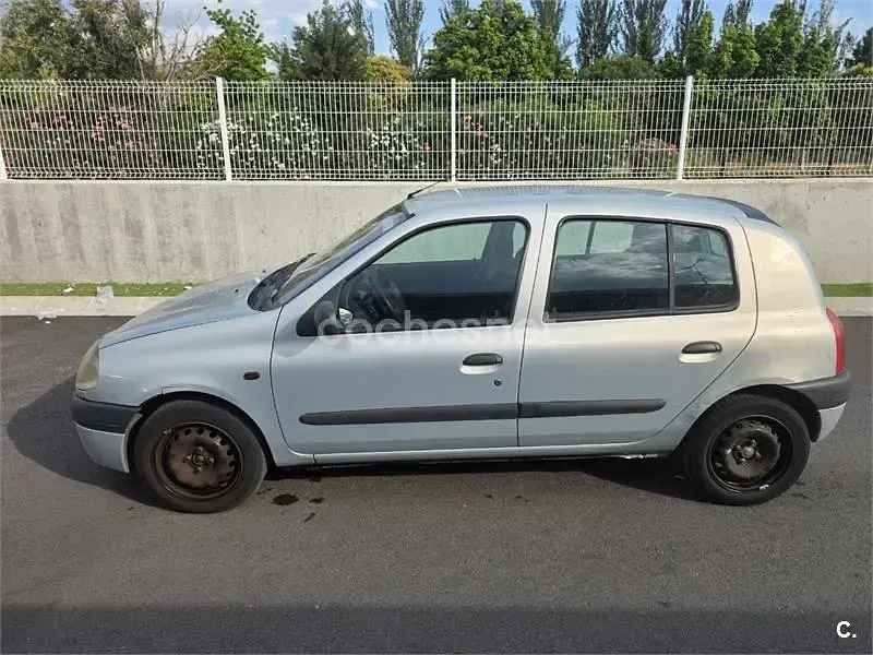 Usado Renault Clio 60 CV (44 kW) 2001 Gris / plata Berlina