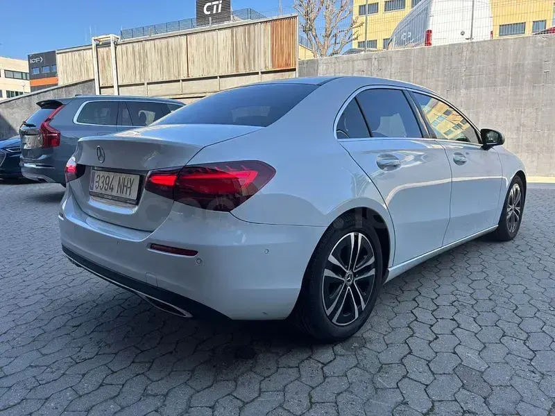 Usado Mercedes A180 136 CV (100 kW) 2024 Blanco Berlina