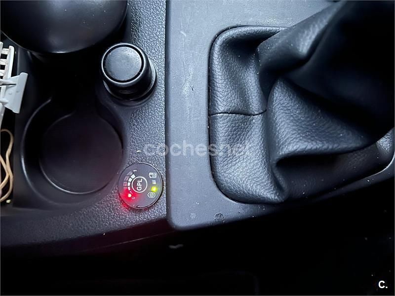 Usado Dacia Dokker Essentiel 102 CV (75 kW) 2019 Blanco Monovolumen