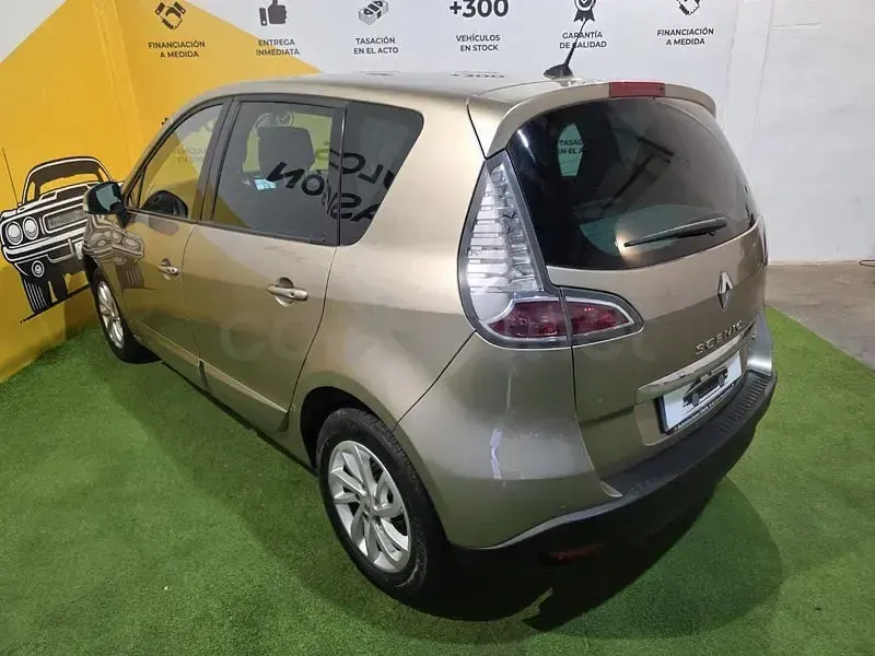 Usado Renault Scénic III Dynamique 110 CV (80 kW) 2013 Marrón Monovolumen