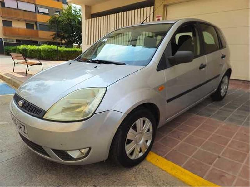 Gris Usado 2004 Ford Fiesta Trend Utilitario | 3990 € (Caro) - Imagen 1/4