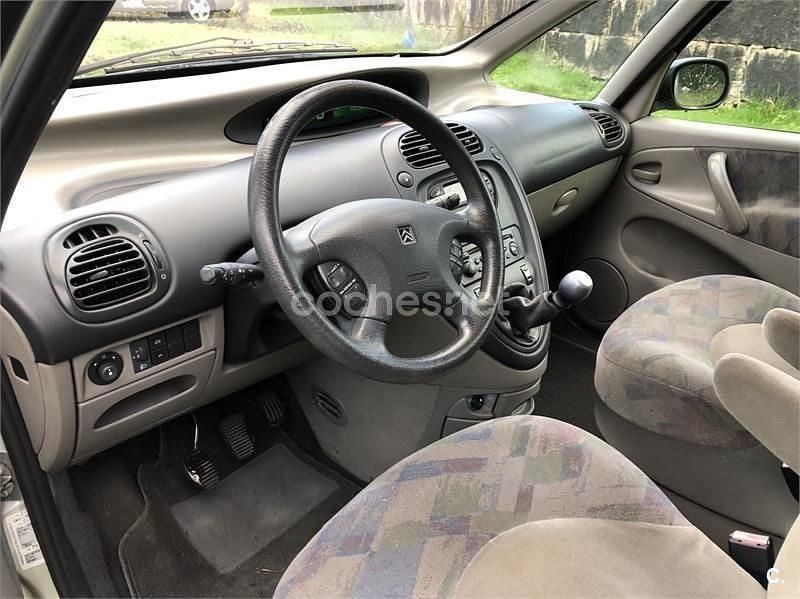 Usado Citroën Xsara Picasso Exclusive 117 CV (86 kW) 2002 Gris / plata Monovolumen