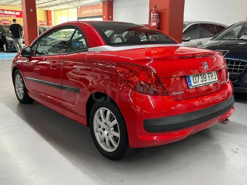 Usado Peugeot 207 CC 120 CV (88 kW) 2007 Rojo Descapotable