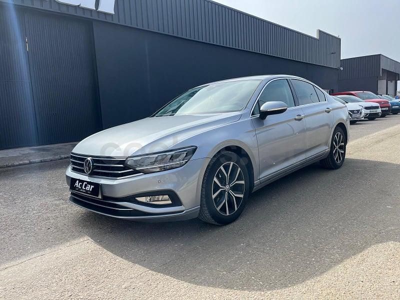 Usado VW Passat Executive 120 CV (88 kW) 2020 Gris / plata Berlina