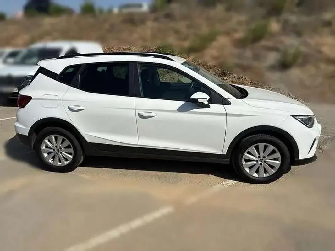 Usado Seat Arona Style Plus 110 CV (80 kW) 2022 Blanco SUV
