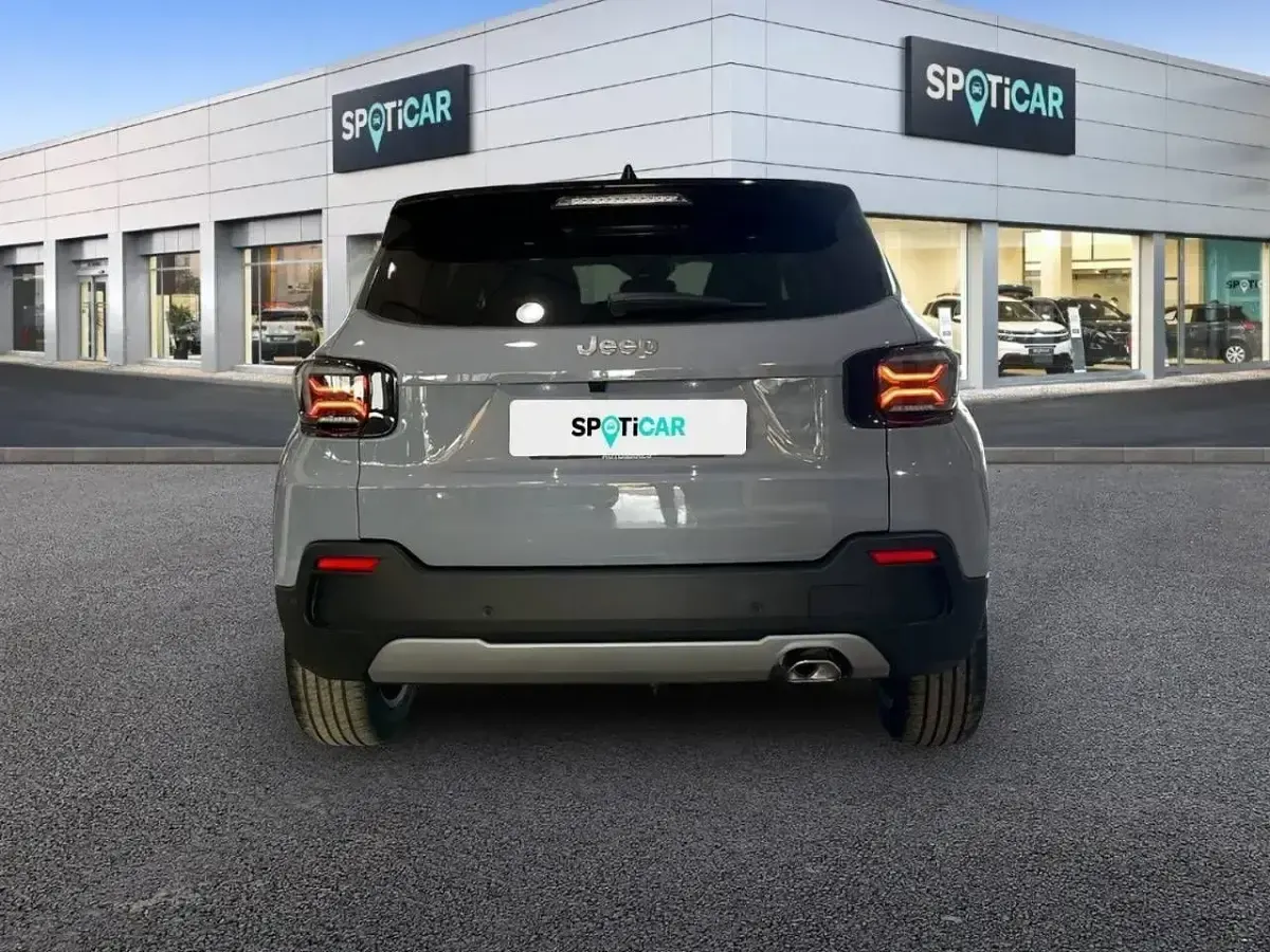 Usado Jeep Avenger Summit 110 CV (80 kW) 2026 Gris SUV