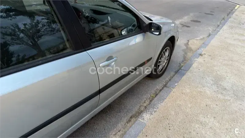Usado Renault Laguna II Dynamique 136 CV (100 kW) 2003 Beige Berlina