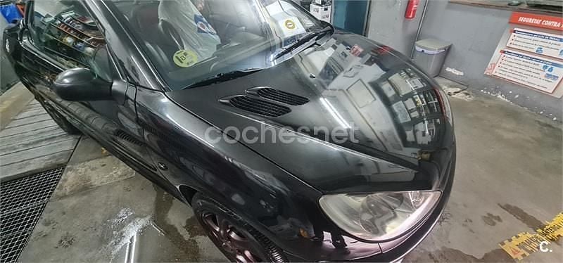 Usado Peugeot 206 110 CV (80 kW) 2003 Negro Descapotable