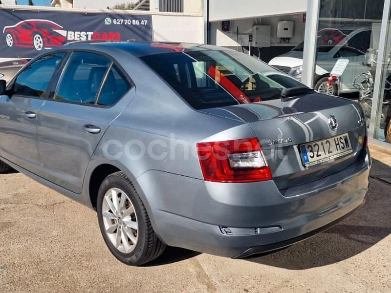 Usado Skoda Octavia Ambition 105 CV (77 kW) 2013 Gris / plata Berlina