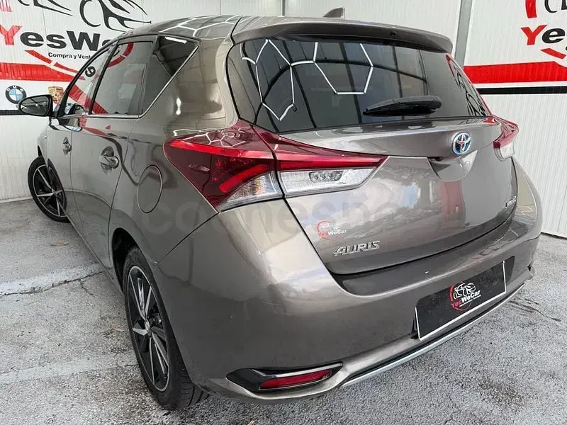 Usado Toyota Auris Hybrid 136 CV (100 kW) 2018 Beige Berlina