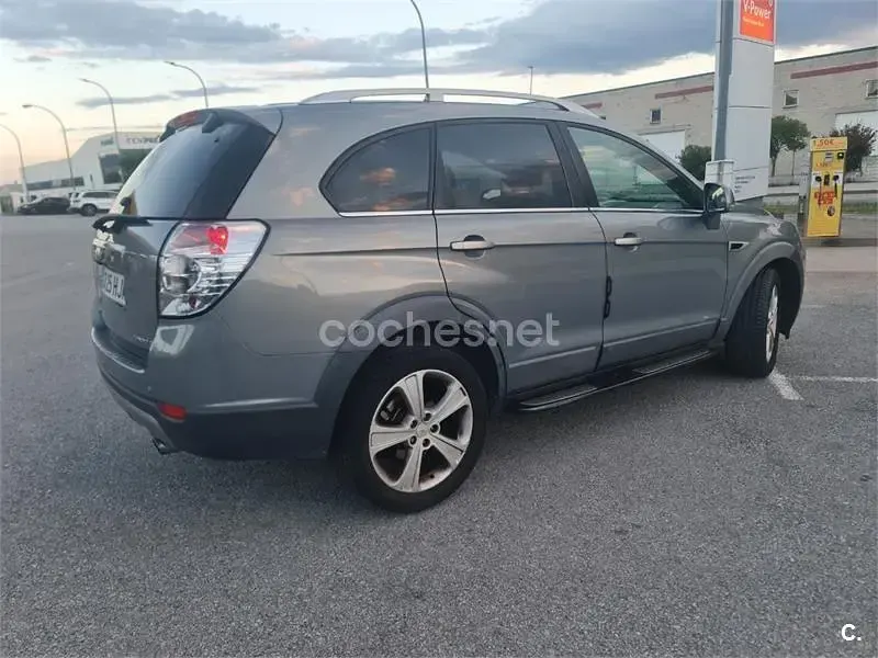 Usado Chevrolet Captiva LTZ 184 CV (135 kW) 2012 Gris / plata SUV
