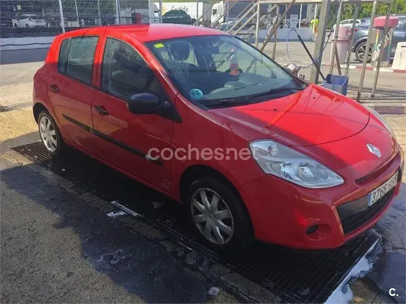 Usado Renault Clio III Collection 75 CV (55 kW) 2013 Rojo Berlina