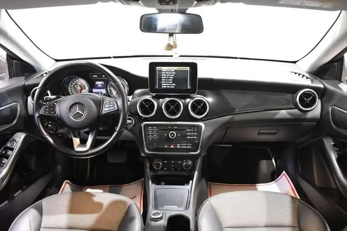 Usado Mercedes CLA220 170 CV (125 kW) 2015 Gris Berlina