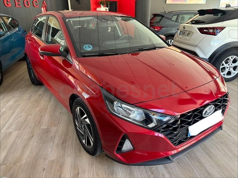 Usado Hyundai i20 100 CV (73 kW) 2022 Granate Utilitario
