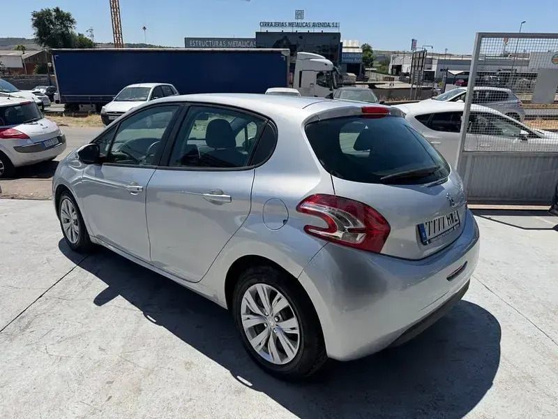 Usado Peugeot 208 Active 82 CV (60 kW) 2014 Gris / plata Utilitario