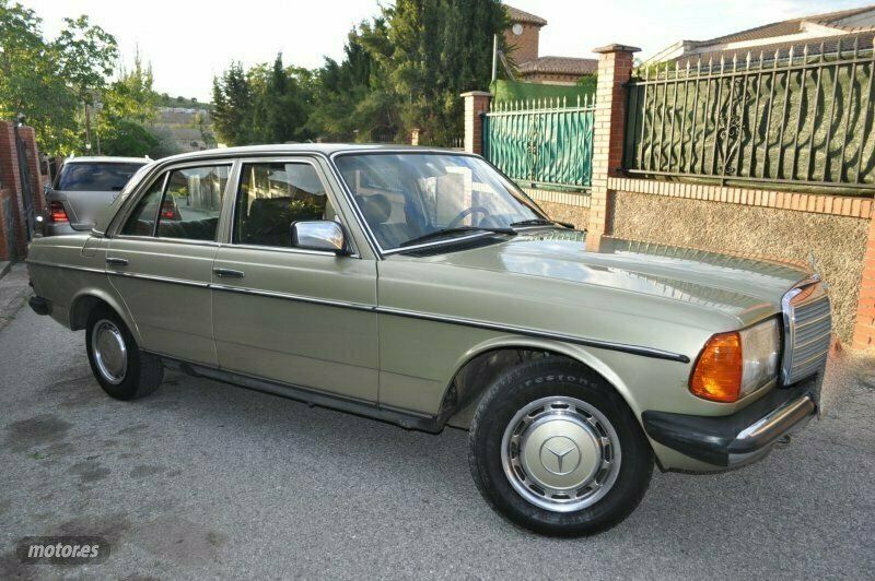 Verde Usado 1979 Mercedes E300 Berlina | 8800 € - Imagen 1/4
