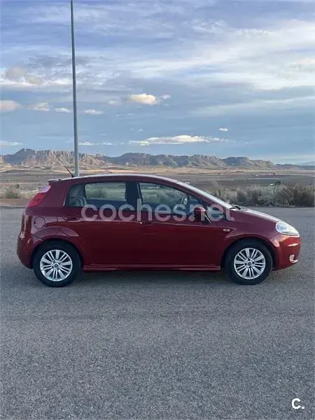 Usado Fiat Grande Punto Emotion 90 CV (66 kW) 2006 Granate Utilitario