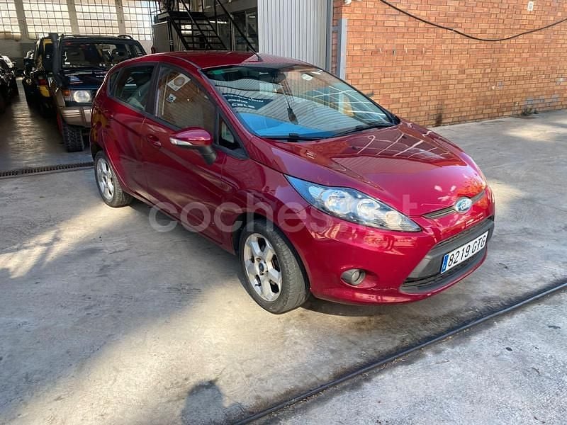 Usado Ford Fiesta Trend 82 CV (60 kW) 2010 Granate Berlina