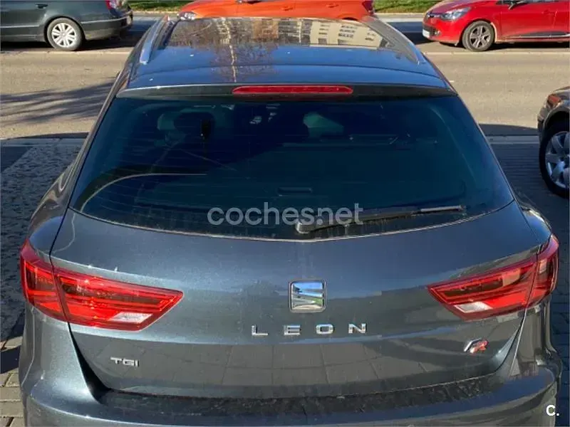 Usado Seat Leon ST FR 130 CV (95 kW) 2019 Gris / plata Familiar