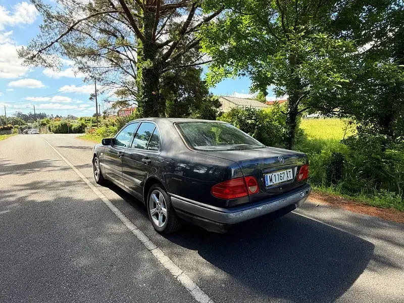 Usado Mercedes E290 Classic 129 CV (94 kW) 1998 Azul Berlina