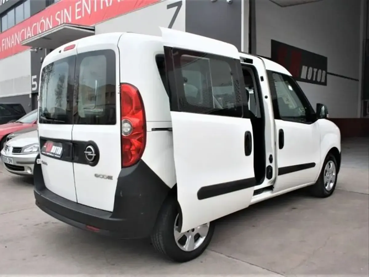 Usado Opel Combo Expression 90 CV (66 kW) 2015 Blanco Monovolumen