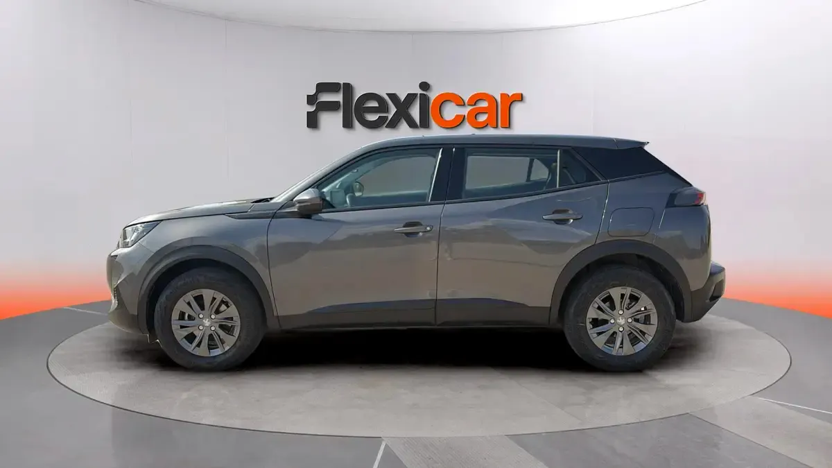 Usado Peugeot 2008 Active 110 CV (80 kW) 2021 Gris SUV