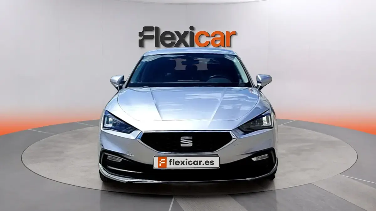 Usado Seat Leon Style 131 CV (96 kW) 2023 Gris Berlina