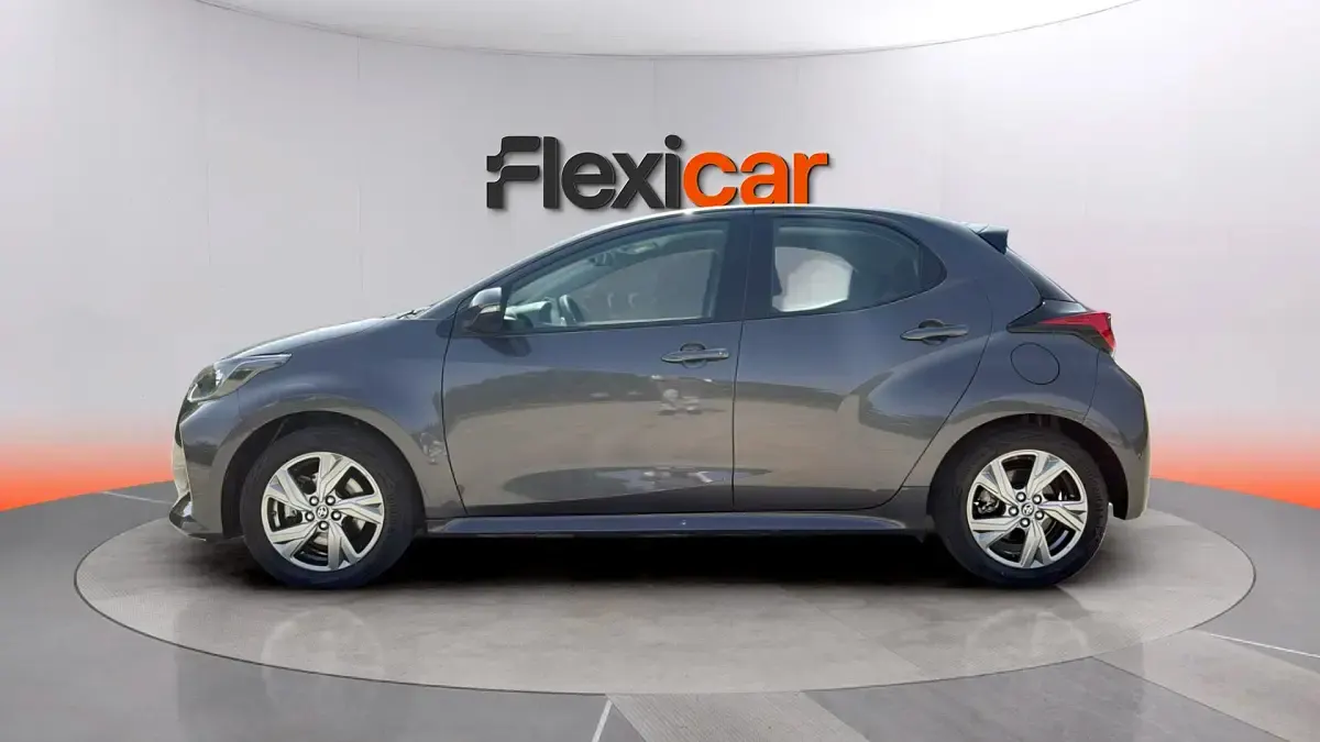 Usado Toyota Yaris Hybrid Active 116 CV (85 kW) 2025 Gris Berlina
