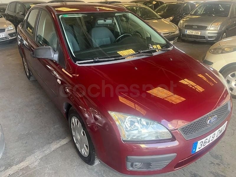 Begagnad Ford Focus Trend 100 HK (73 kW) 2005 Röd Sedan
