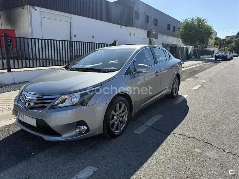 Usado Toyota Avensis Advance 124 CV (91 kW) 2013 Gris / plata Berlina
