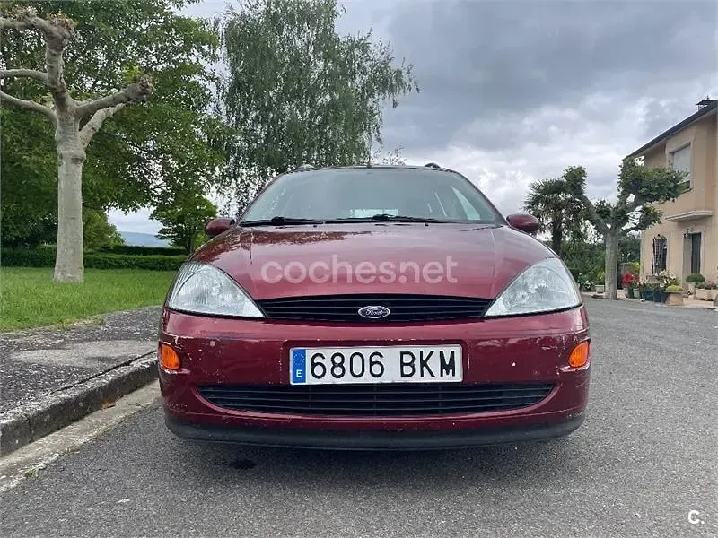 Begagnad Ford Focus Ghia 90 HK (66 kW) 2001 Röd Kombi