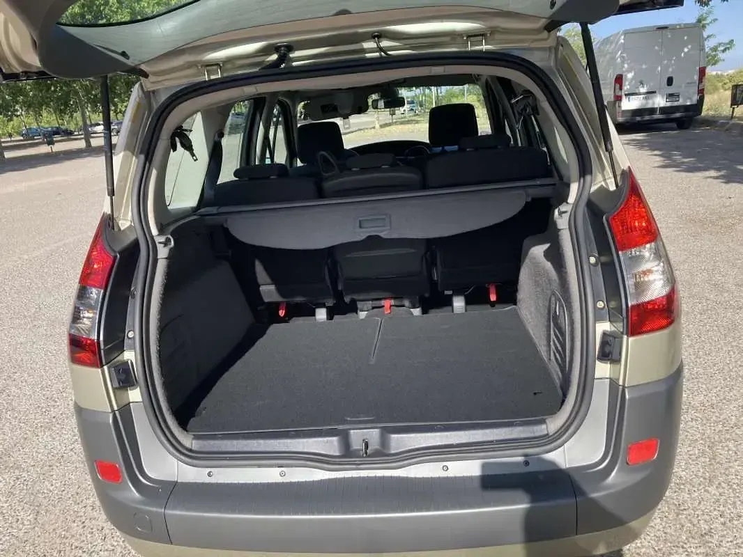 Usado Renault Grand Scénic II Dynamique 131 CV (96 kW) 2006 Gris Monovolumen
