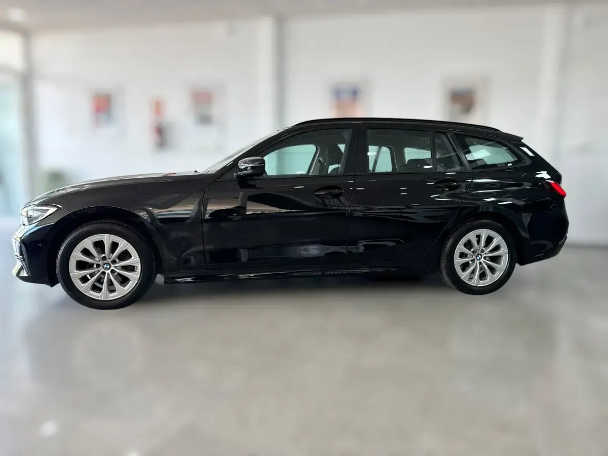 Usado BMW 318 Comfort Edition 150 CV (110 kW) 2022 Negro Familiar