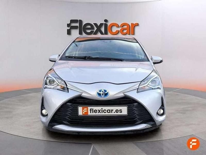 Usado Toyota Yaris Hybrid Active 100 CV (73 kW) 2019 Gris Utilitario