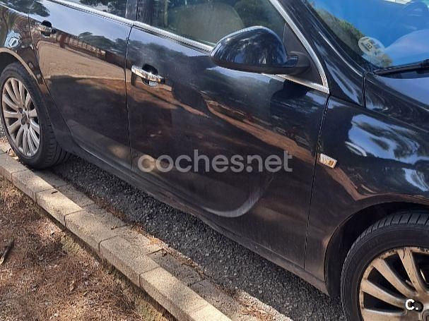 Usado Opel Insignia Cosmo 130 CV (95 kW) 2011 Negro Familiar