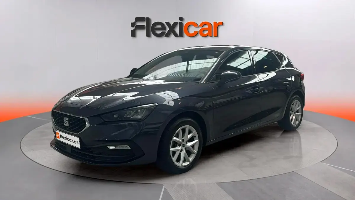 Usado Seat Leon Style 131 CV (96 kW) 2021 Gris Berlina