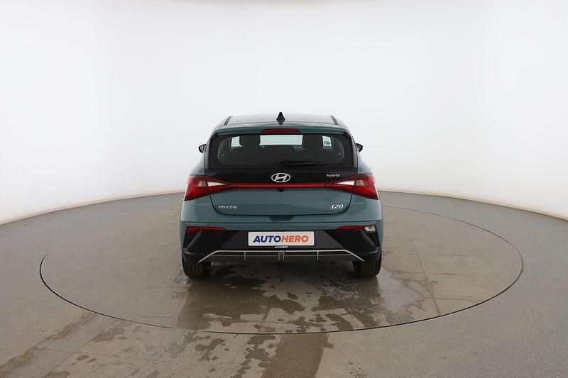 Usado Hyundai i20 101 CV (74 kW) 2024 Verde Berlina