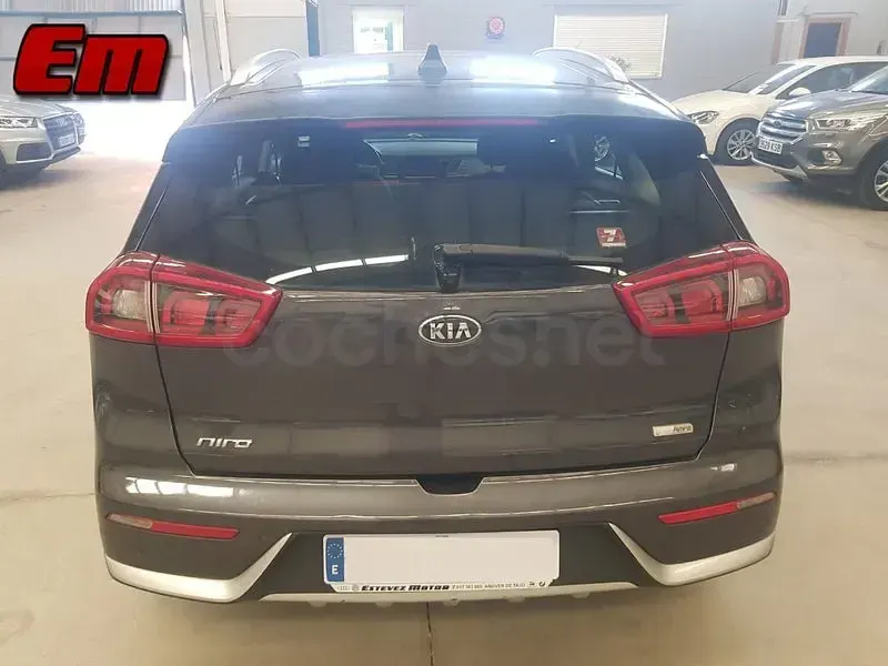 Usado Kia Niro 141 CV (103 kW) 2018 Gris / plata SUV