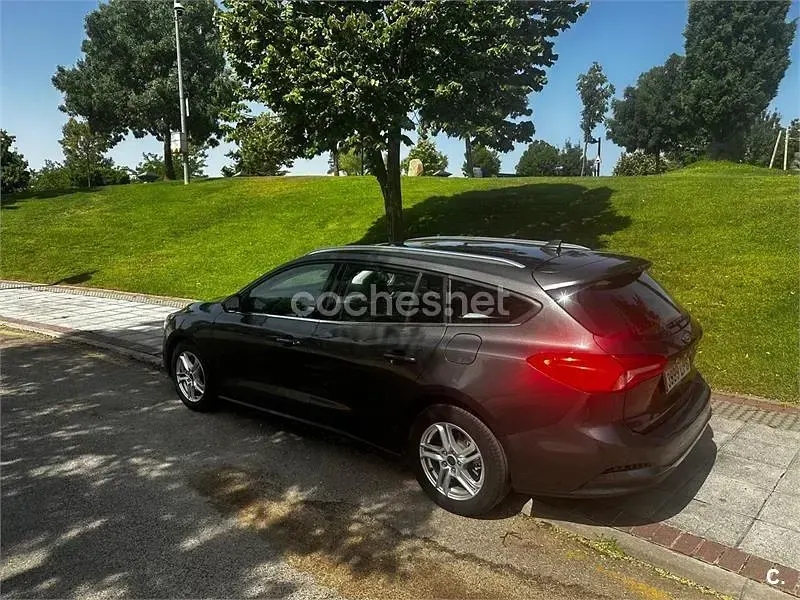 Usado Ford Focus Trend 120 CV (88 kW) 2021 Marrón Familiar