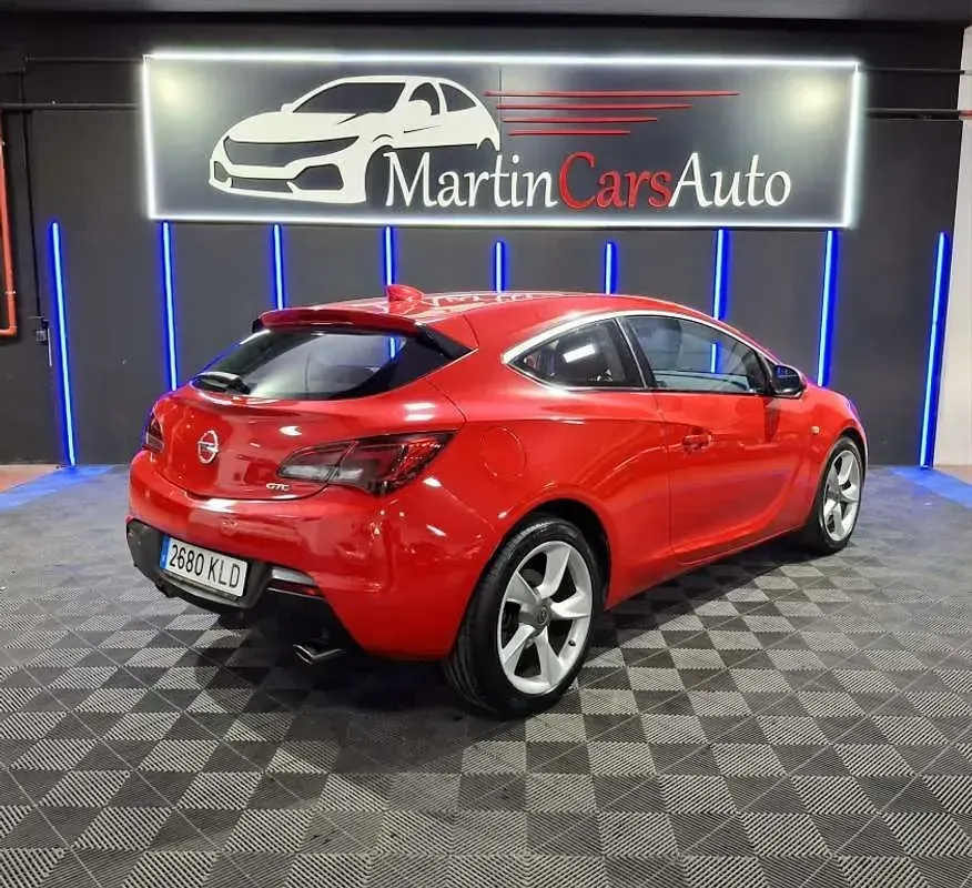 Usado Opel Astra Dynamic 200 CV (147 kW) 2018 Rojo Familiar