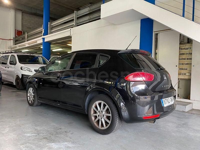 Usado Seat Leon Sport 105 CV (77 kW) 2009 Negro Utilitario