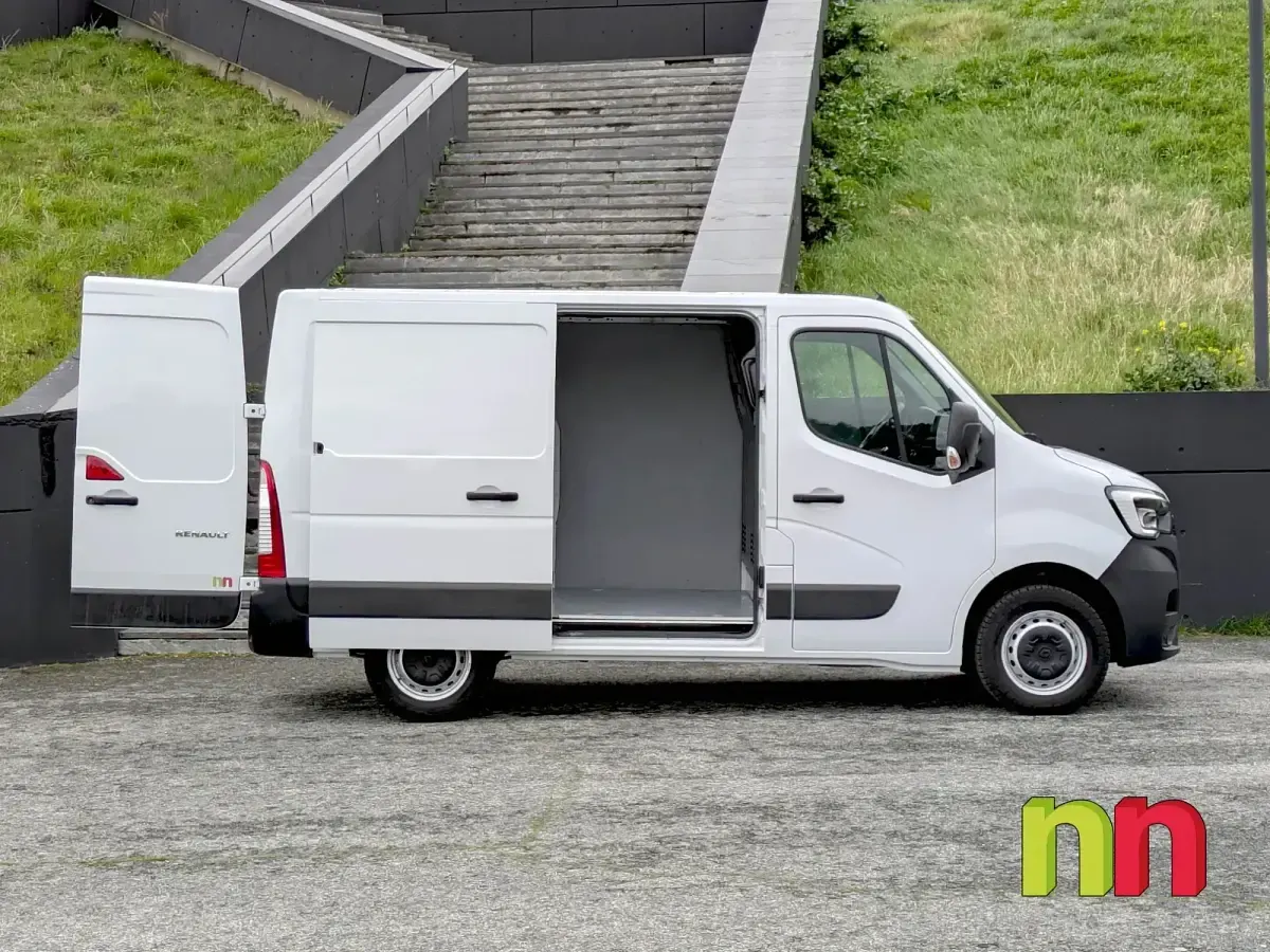 Usado Renault Master 135 CV (99 kW) 2022 Azul Monovolumen